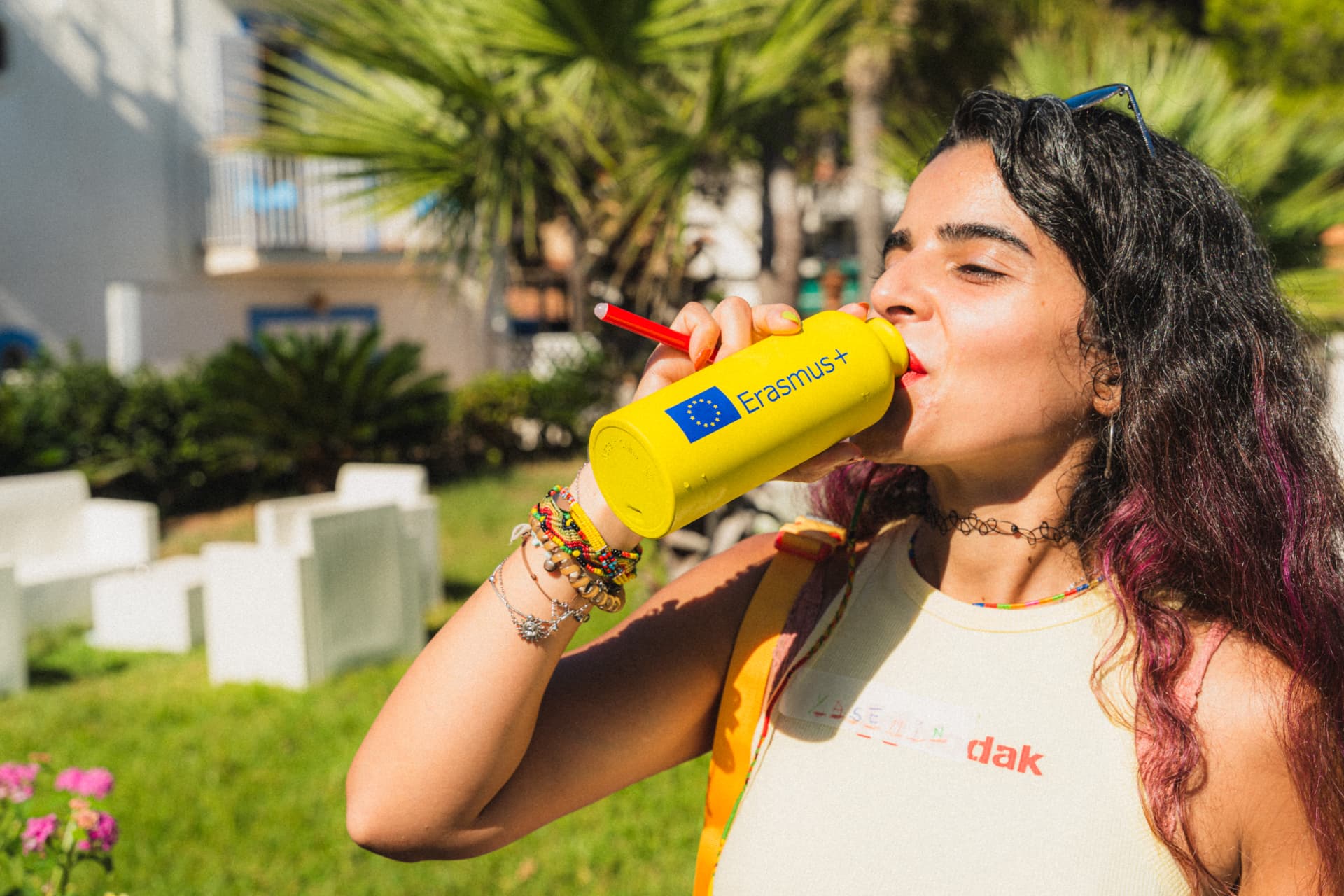 Ragazza con una borraccia Erasmus+ durante un'attività all'aperto